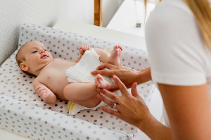 Как поменять подгузник и что нужно для гигиены новорожденного ребенка?